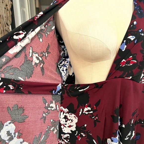A PEA IN THE POD wine with big floral faux wrap dress with 3/4 sleeves - Picture 5 of 15